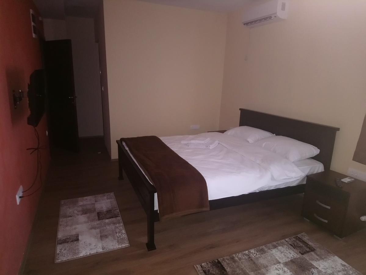 Prenociste Hrast Hostel Paracin Exterior photo