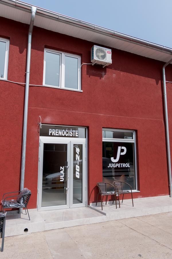 Prenociste Hrast Hostel Paracin Exterior photo